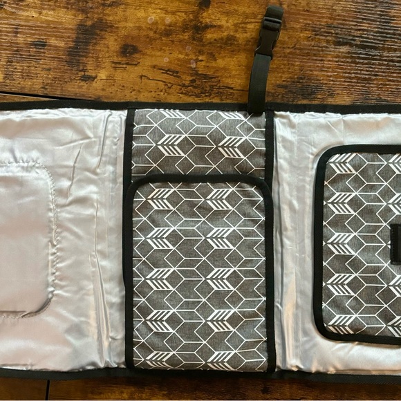 Lekebaby portable diaper pad. Silver, grey and black. - Picture 4 of 9